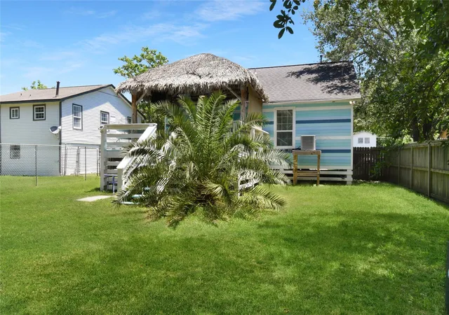 3rd image of 320 10Th St, Dickinson, TX 77539 | MLS# 71665840