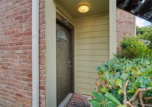 2nd image of 18800 Egret Bay Blvd #609, Houston, TX 77058 | MLS# 48155091