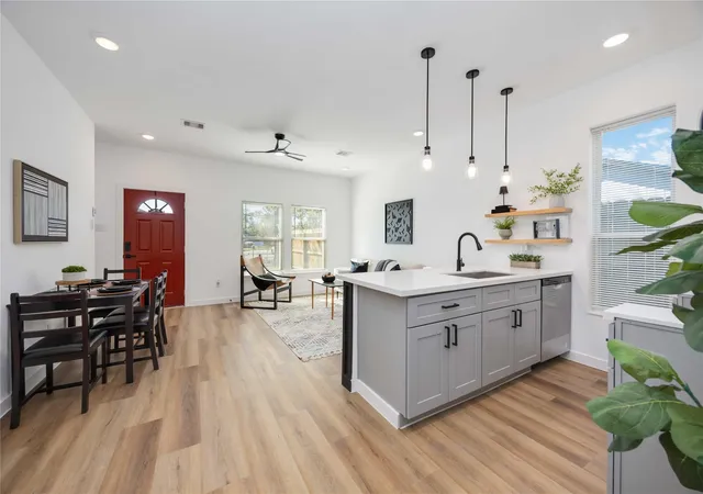 Listing Photo 5 - Condo for sale in building located at 5809 Senior St, Houston, TX 77016