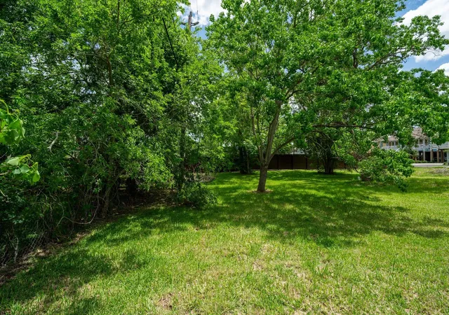 2nd image of 402 Bay Oaks Dr, La Porte, TX 77571 | MLS# 74724345