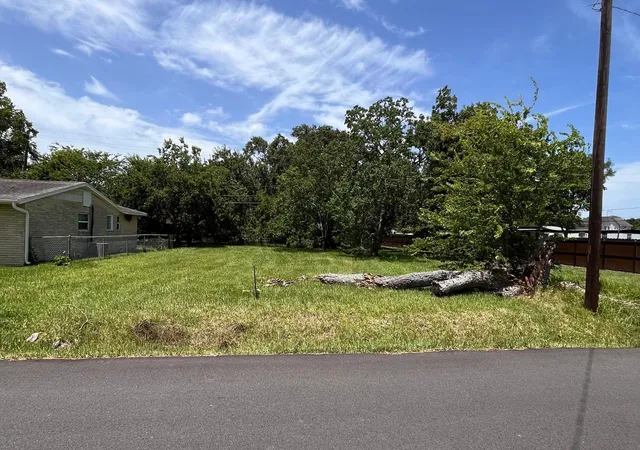 Photo 4 of Land for sale at 402 Bay Oaks Dr, La Porte, TX 77571 | MLS# 74724345 | Listing updated on 2026-08-04