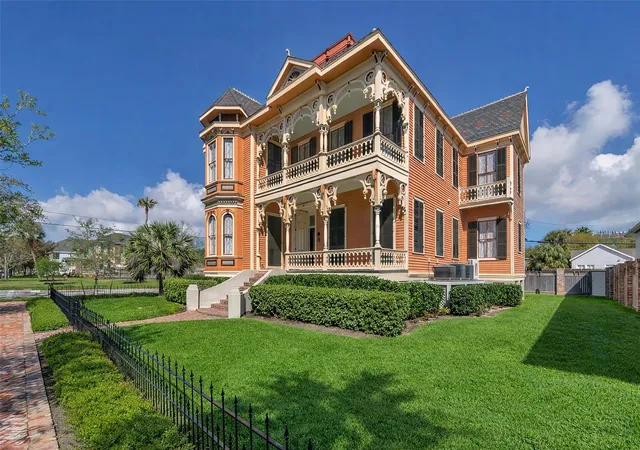 Photo 2 of Single family home for sale at 926 Winnie St, Galveston, TX 77550 | MLS# 44381561 | Listing updated on 2026-05-14