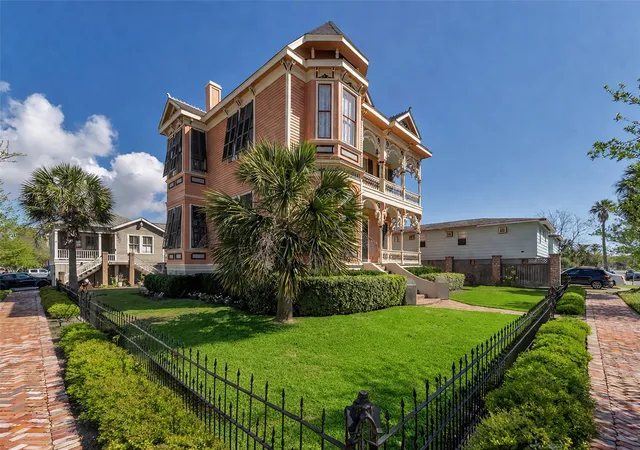 Photo 3 of Single family home for sale at 926 Winnie St, Galveston, TX 77550 | MLS# 44381561 | Listing updated on 2026-05-14