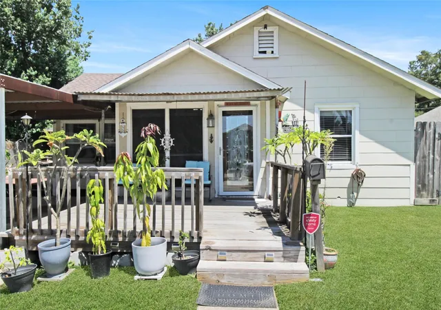 2nd image of 306 W Houston Ave, Pasadena, TX 77502 | MLS# 58363530