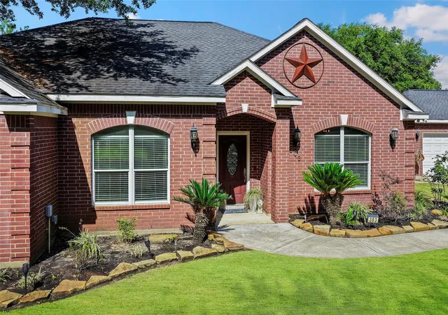 2nd image of 303 Beaumont Dr, Magnolia, TX 77354 | MLS# 48665502