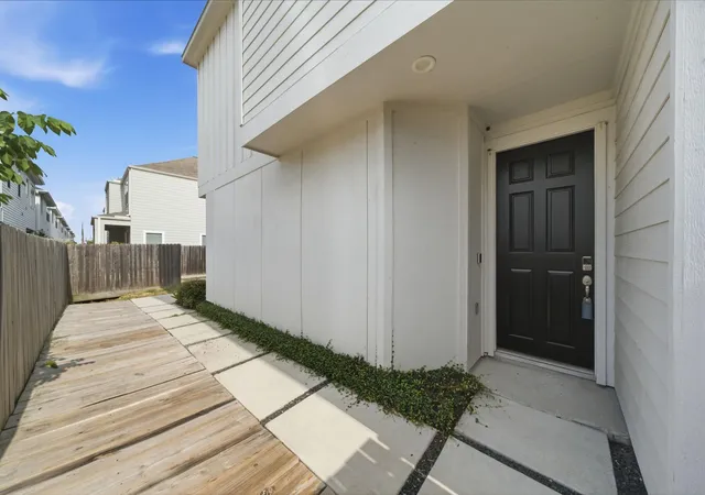 Photo 3 of Single family home for sale at 1902 Hollister Spruce Ln, Houston, TX 77080 | MLS# 35595410 | Listing updated on 2026-09-12