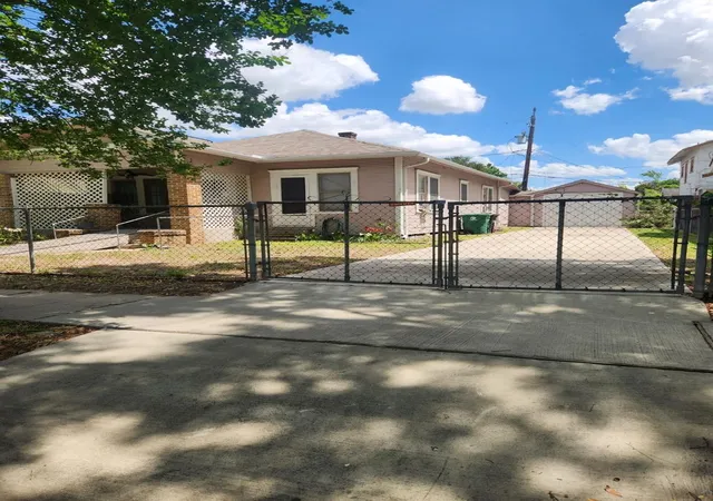 Photo 2 of Single family home for sale at 4008 Norhill Blvd, Houston, TX 77009 | MLS# 93350163 | Listing updated on 2026-09-04