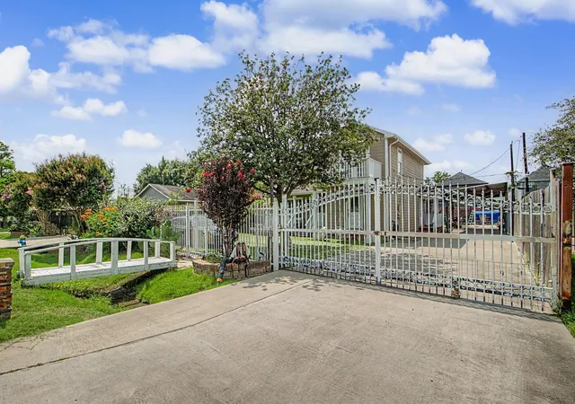 Photo 3 of Single family home for sale at 10034 Alfred Ln, Houston, TX 77041 | MLS# 72726975 | Listing updated on 2026-07-19