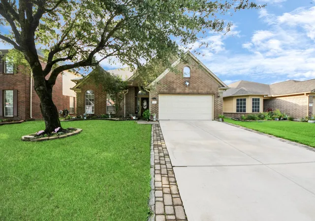 Photo 1 of Single family home for sale at 922 N Sky Dr, Houston, TX 77073 | MLS# 71470404 | Listing updated on 2026-04-22