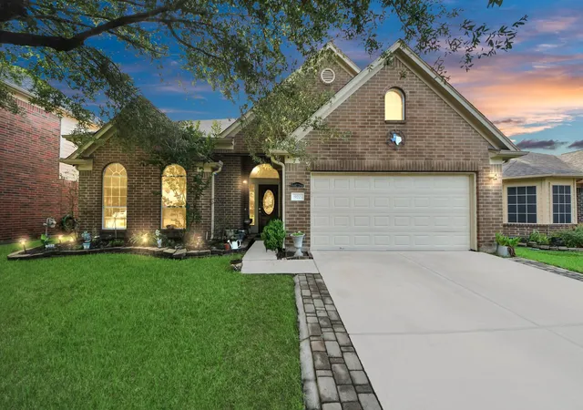 Photo 2 of Single family home for sale at 922 N Sky Dr, Houston, TX 77073 | MLS# 71470404 | Listing updated on 2026-04-22