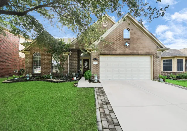 Photo 4 of Single family home for sale at 922 N Sky Dr, Houston, TX 77073 | MLS# 71470404 | Listing updated on 2026-04-22