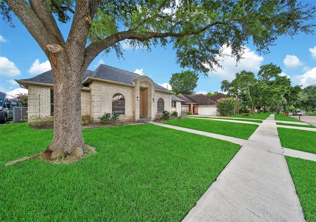 Photo 2 of Single family home for sale at 15319 Rio Plz Dr, Houston, TX 77083 | MLS# 92831611 | Listing updated on 2026-09-18