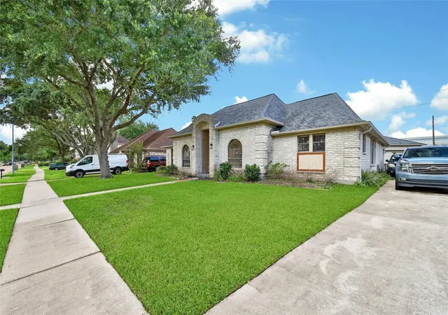 Photo 3 of Single family home for sale at 15319 Rio Plz Dr, Houston, TX 77083 | MLS# 92831611 | Listing updated on 2026-09-18