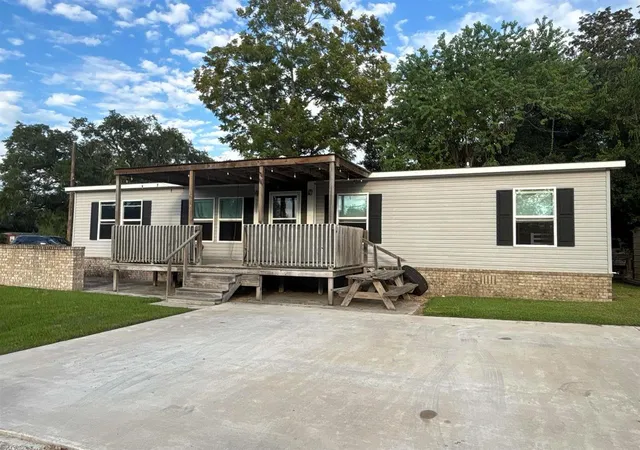 Homes for sale in Pinehurst, TX | 3013 W Park Ave, Pinehurst, TX 77630 | MLS# 70516503