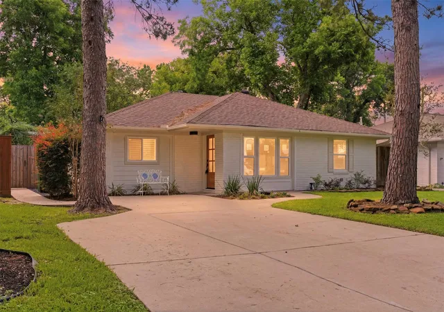 Photo 2 of Single family home for sale at 2210 Wakefield Dr, Houston, TX 77018 | MLS# 31151733 | Listing updated on 2026-09-19