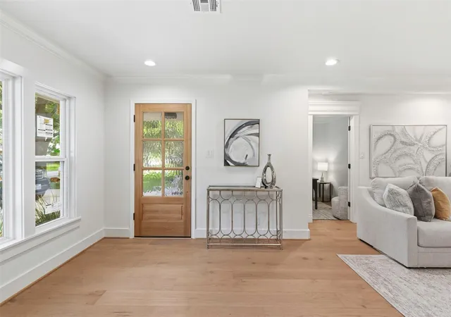 Photo 3 of Single family home for sale at 2210 Wakefield Dr, Houston, TX 77018 | MLS# 31151733 | Listing updated on 2026-09-19