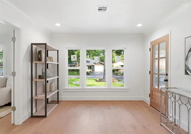 Photo 4 of Single family home for sale at 2210 Wakefield Dr, Houston, TX 77018 | MLS# 31151733 | Listing updated on 2026-09-19
