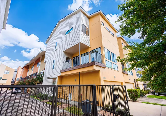 Photo 3 of Sale Pending at 2320 Jackson St, Houston, TX 77004 | MLS# 82445713 | Listing updated on 2026-09-09