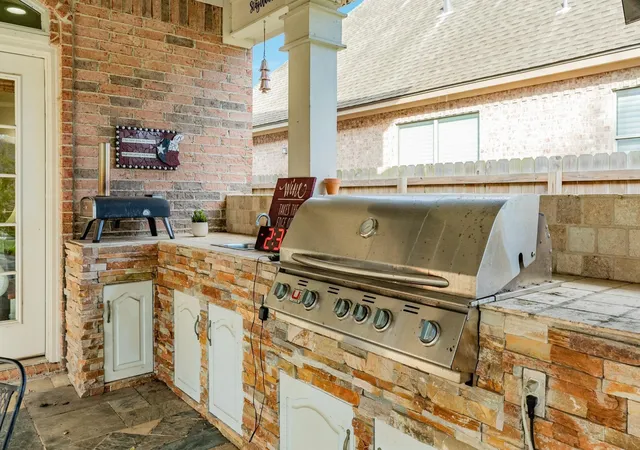 Photo 3 of Single family home for sale at 204 Arrowhead Dr, Lake Jackson, TX 77566 | MLS# 91831544 | Listing updated on 2026-08-27