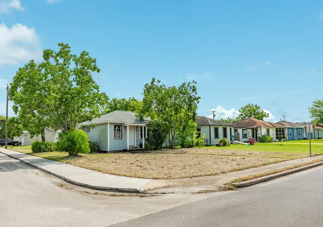 Homes for sale in Freeport, TX | 1130 W 8th St, Freeport, TX 77541 | MLS# 18016822