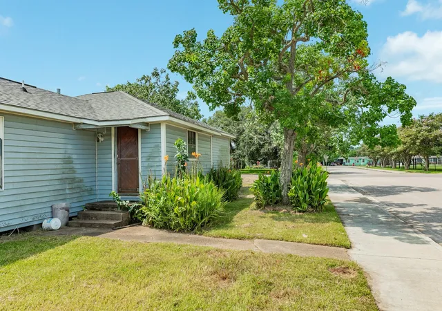 Homes for sale in Freeport, TX | 1130 W 8Th St, Freeport, TX 77541 | MLS# 18016822