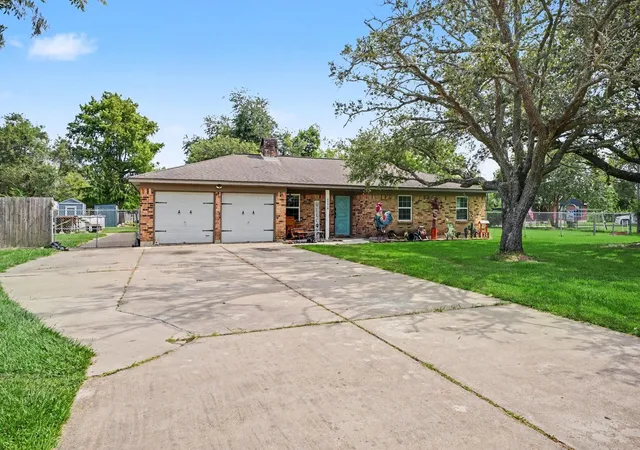 1st image of 17310 Mcdonald Rd, Alvin, TX 77511 | MLS# 96047457