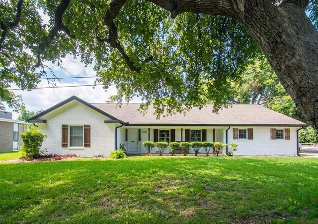 1st image of 220 Oyster Creek Dr, Lake Jackson, TX 77566 | MLS# 97999181