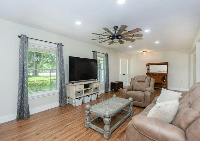 2nd image of 220 Oyster Creek Dr, Lake Jackson, TX 77566 | MLS# 97999181