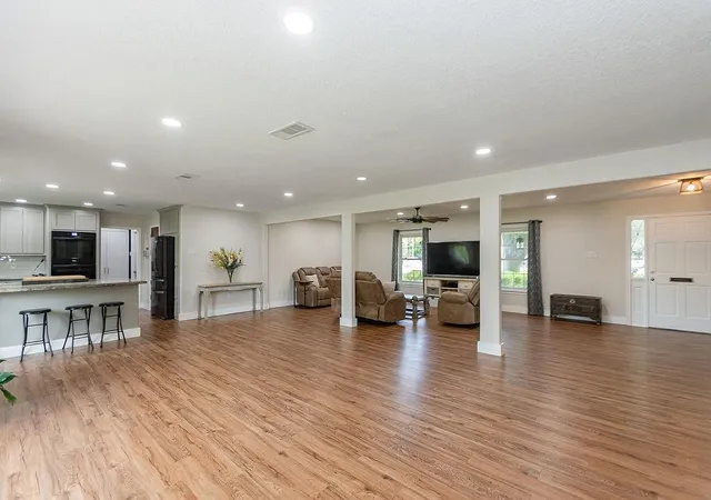 3rd image of 220 Oyster Creek Dr, Lake Jackson, TX 77566 | MLS# 97999181