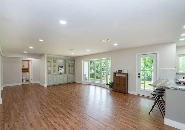 4th image of 220 Oyster Creek Dr, Lake Jackson, TX 77566 | MLS# 97999181