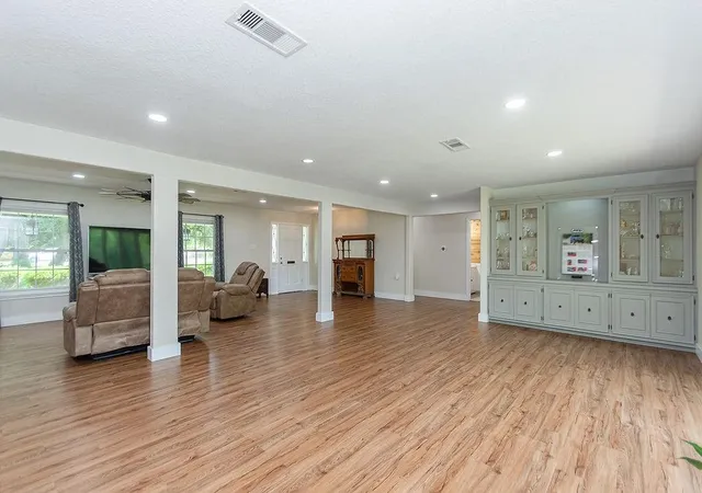 5th image of 220 Oyster Creek Dr, Lake Jackson, TX 77566 | MLS# 97999181