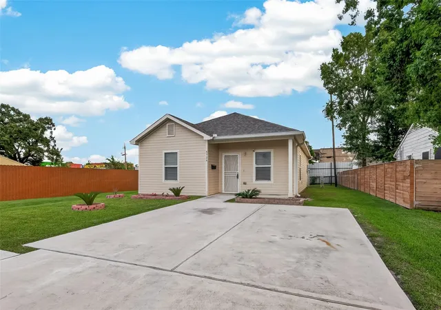 Photo 2 of Sale Pending at 5726 Southwind St, Houston, TX 77033 | MLS# 20904405 | Listing updated on 2026-08-17