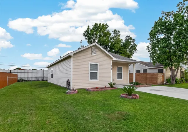 Photo 3 of Sale Pending at 5726 Southwind St, Houston, TX 77033 | MLS# 20904405 | Listing updated on 2026-08-17