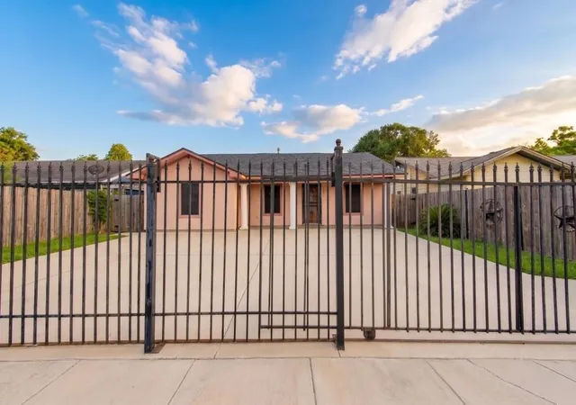 Photo 2 of Single family home for sale at 1006 Kress St, Houston, TX 77020 | MLS# 34260270 | Listing updated on 2026-08-23