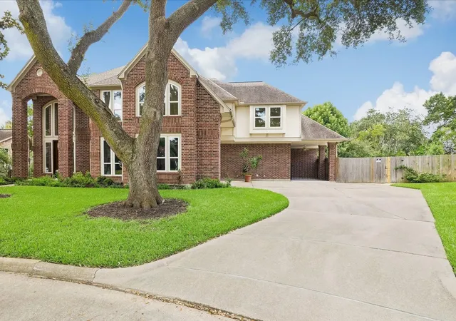Photo 2 of Single family home for sale at 15911 Redwood Pl Dr, Houston, TX 77079 | MLS# 72242509 | Listing updated on 2026-09-19