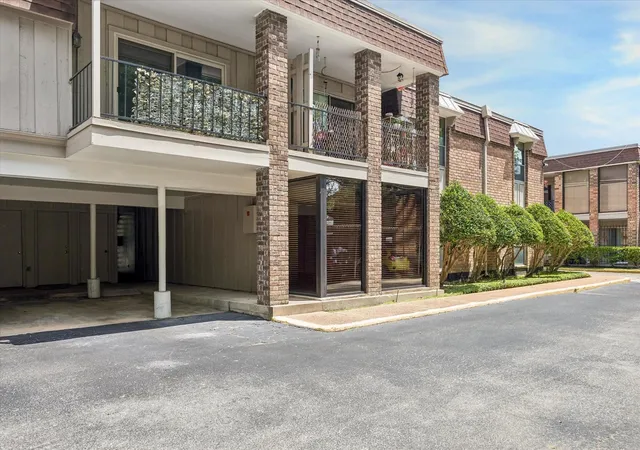 2nd image of 7555 Katy Fwy, Houston, TX 77024