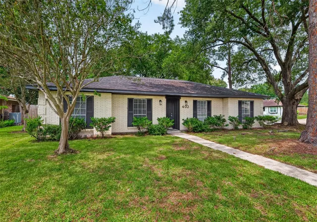 Homes for sale in Friendswood, TX | 402 Christina Ln, Friendswood, TX 77546 | MLS# 84765784
