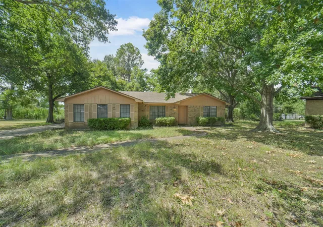 2nd image of 321 Johnson St, Brenham, TX 77833 | MLS# 54559792