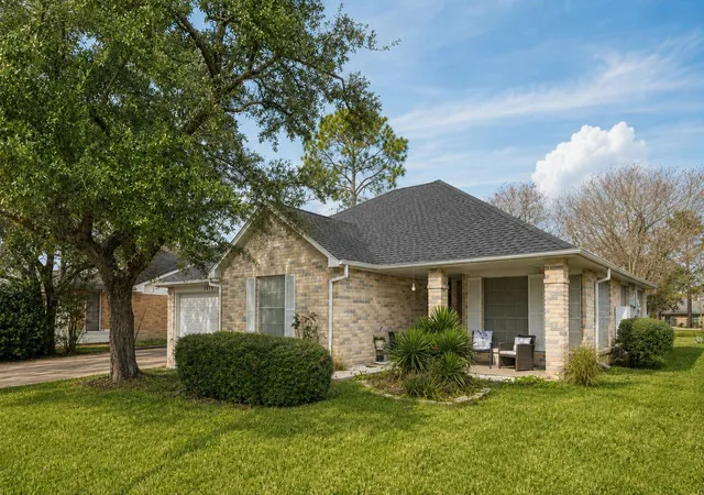 Photo 2 of Single family home for sale at 2819 S Peach Hollow Cir, Pearland, TX 77584 | MLS# 26047727 | Listing updated on 2026-08-29