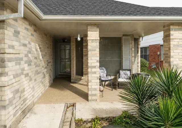 Photo 3 of Single family home for sale at 2819 S Peach Hollow Cir, Pearland, TX 77584 | MLS# 26047727 | Listing updated on 2026-08-29