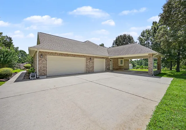 Photo 3 of Sale Pending at 11644 King Edward Ct, Montgomery, TX 77316 | MLS# 39925650 | Listing updated on 2026-09-11