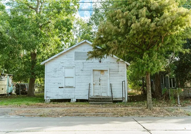 2nd image of 3216 Collingsworth St, Houston, TX 77026 | MLS# 77770361