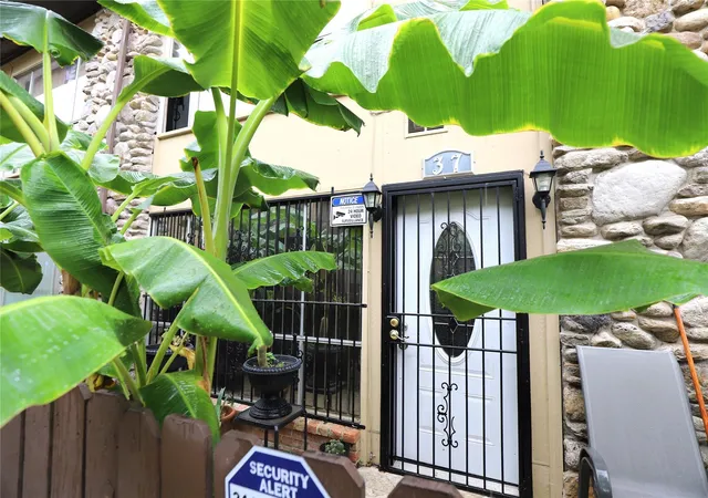 Photo 1 of Condo for sale at 7047 Bissonnet St #37, Houston, TX 77074 | MLS# 72024991 | Listing updated on 2026-09-19