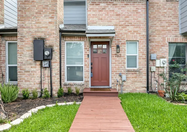 Photo 3 of Townhouse for sale at 763 Worthshire St, Houston, TX 77008 | MLS# 66563908 | Listing updated on 2026-09-03