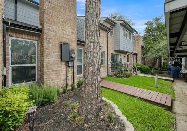Photo 4 of Townhouse for sale at 763 Worthshire St, Houston, TX 77008 | MLS# 66563908 | Listing updated on 2026-09-03