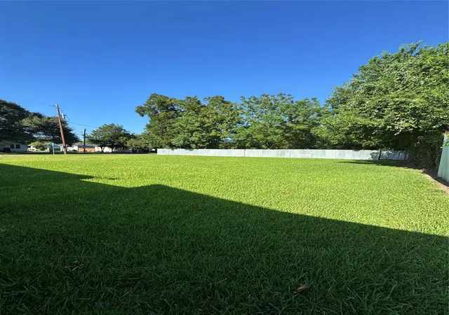 Photo 3 of Land for sale at 1458 E 33rd St, Houston, TX 77022 | MLS# 23661454 | Listing updated on 2026-09-11