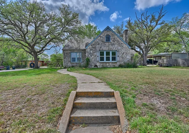 Homes for sale in Giddings, TX | 1284 E Hempstead St, Giddings, TX 78942 | MLS# 58070395