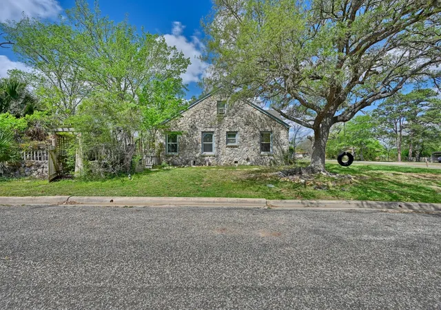 Homes for sale in Giddings, TX | 1284 E Hempstead St, Giddings, TX 78942 | MLS# 58070395