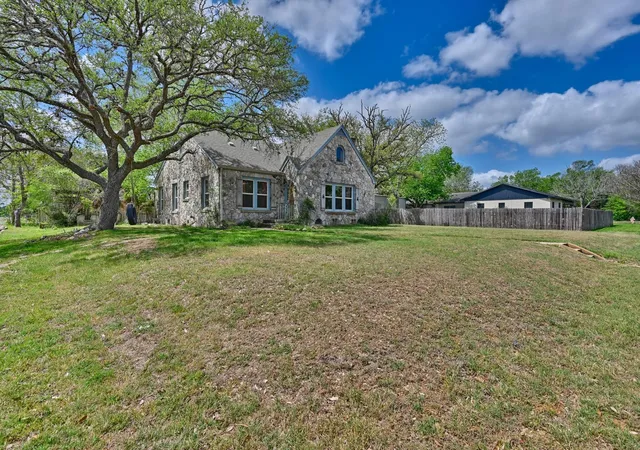 Homes for sale in Giddings, TX | 1284 E Hempstead St, Giddings, TX 78942 | MLS# 58070395