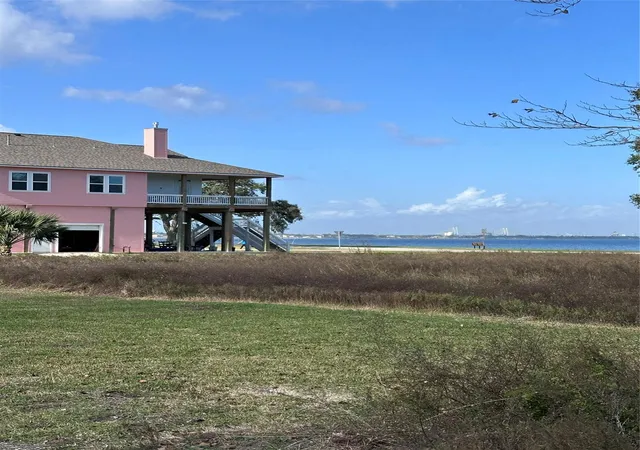 3rd image of 2 Shoreacres Cir, La Porte, TX 77571 | MLS# 51858007